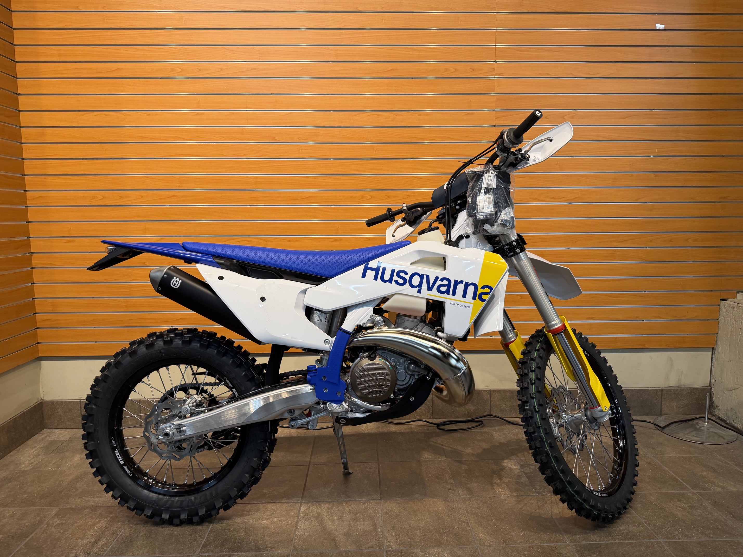 2027 Husqvarna TE 300 DIRT BIKE