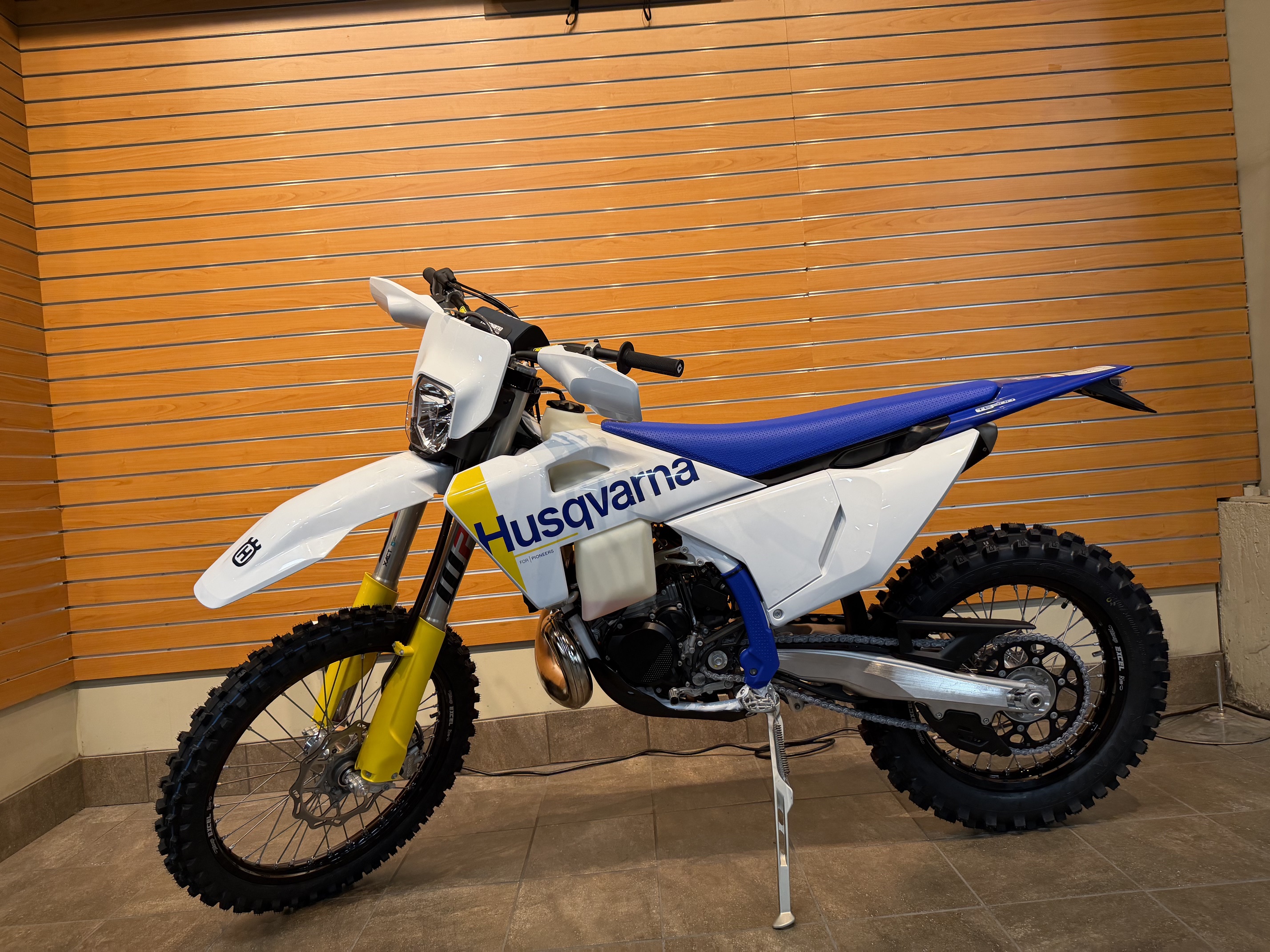 2027 Husqvarna TE 300 DIRT BIKE