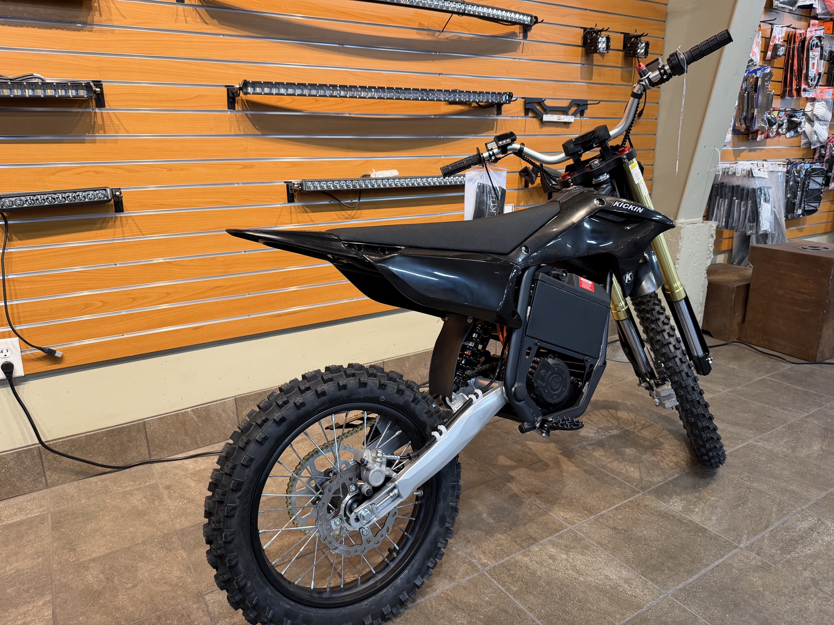 2026 E RIDE KICKIN HP131E 19/16 EBIKES