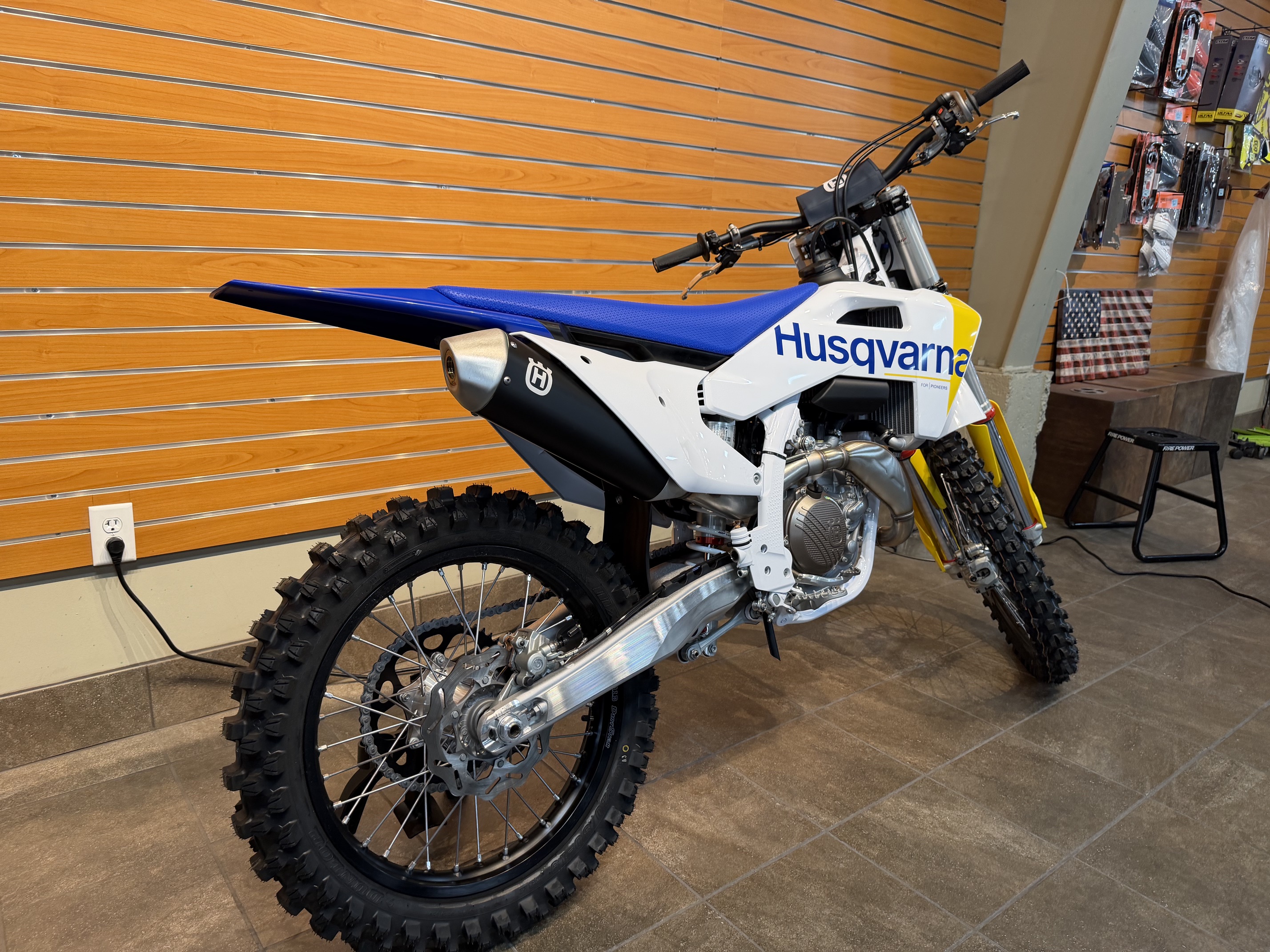 2027 Husqvarna FC 450 DIRT BIKE