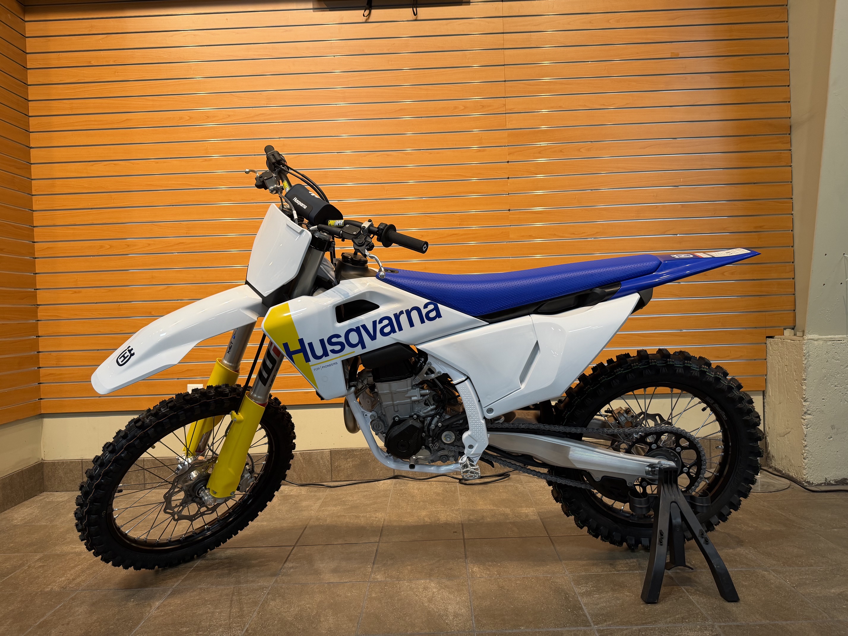 2027 Husqvarna FC 450 DIRT BIKE