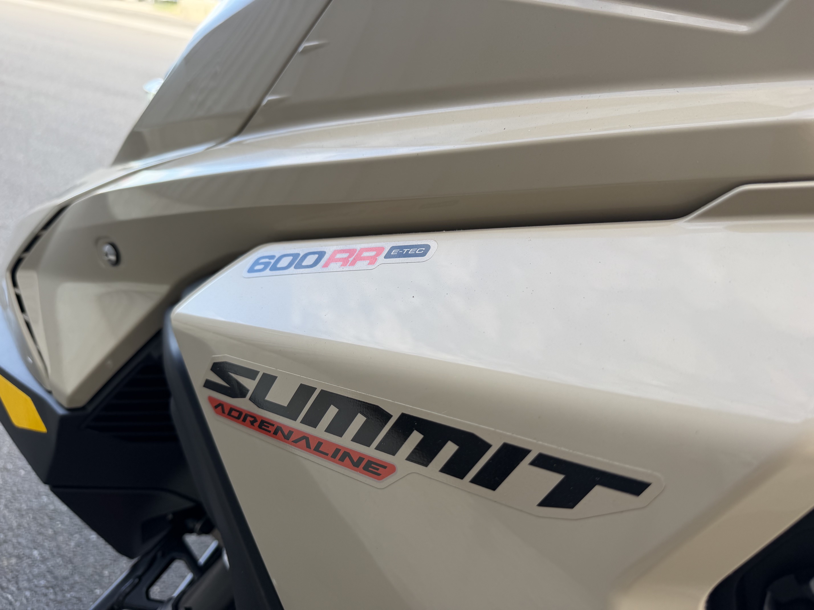 2027 SKI-DOO Summit Adrenaline 154 600RR E-TEC PowderMax Light with FlexEdge 2.5 SNOWMOBILE